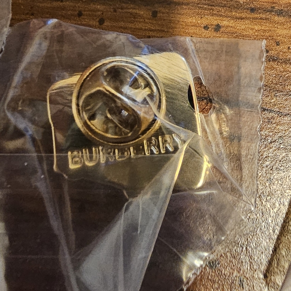 Burberry London Themed Pin Set - Picture 8 of 11